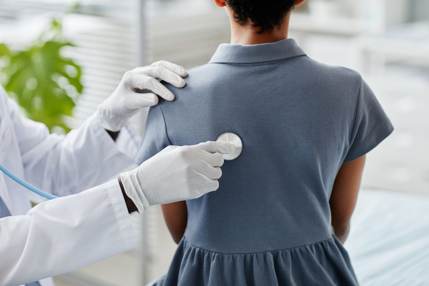 Médico realizando exame com estetoscópio